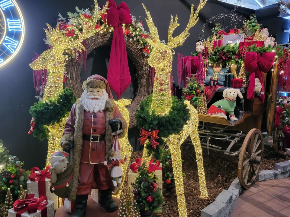 Stimmungsvoll geschmückte Weihnachtswelt in der Weihnachtsausstellung von Gartencenter Daniëls