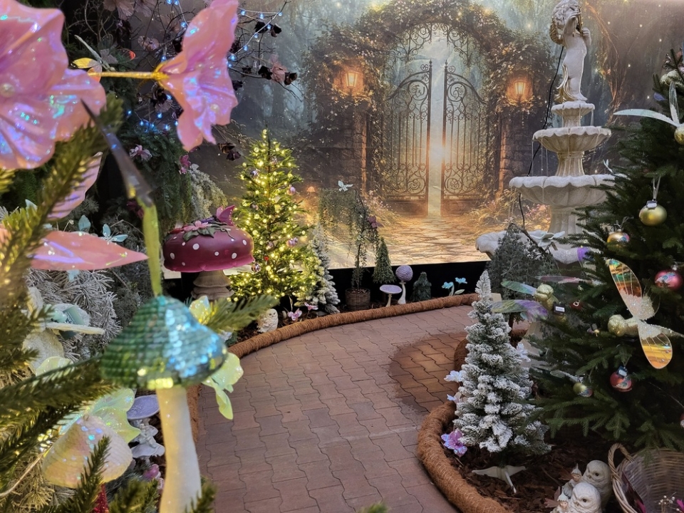 Geschmückter Weihnachtsbaum in der Ausstellung