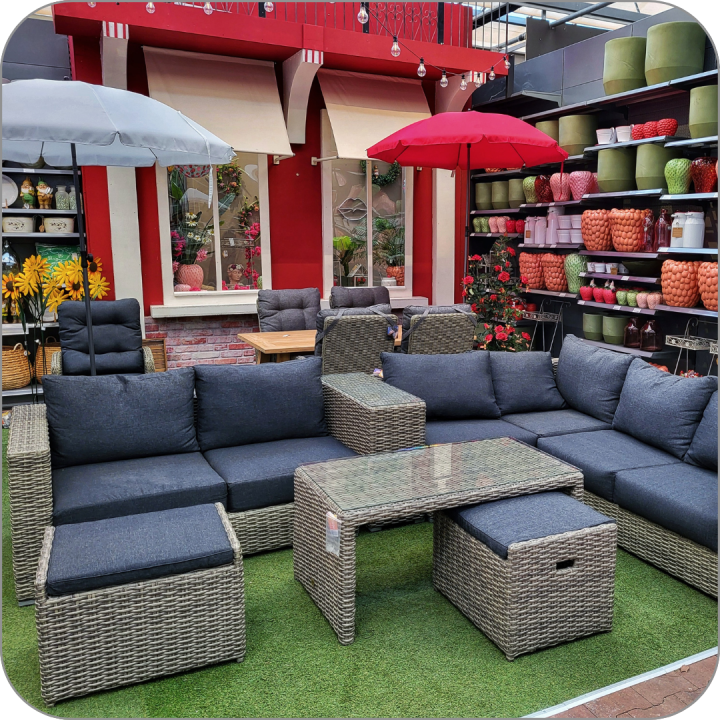 Loungesets en tuinmeubelen opstelling bij Tuincentrum Daniëls